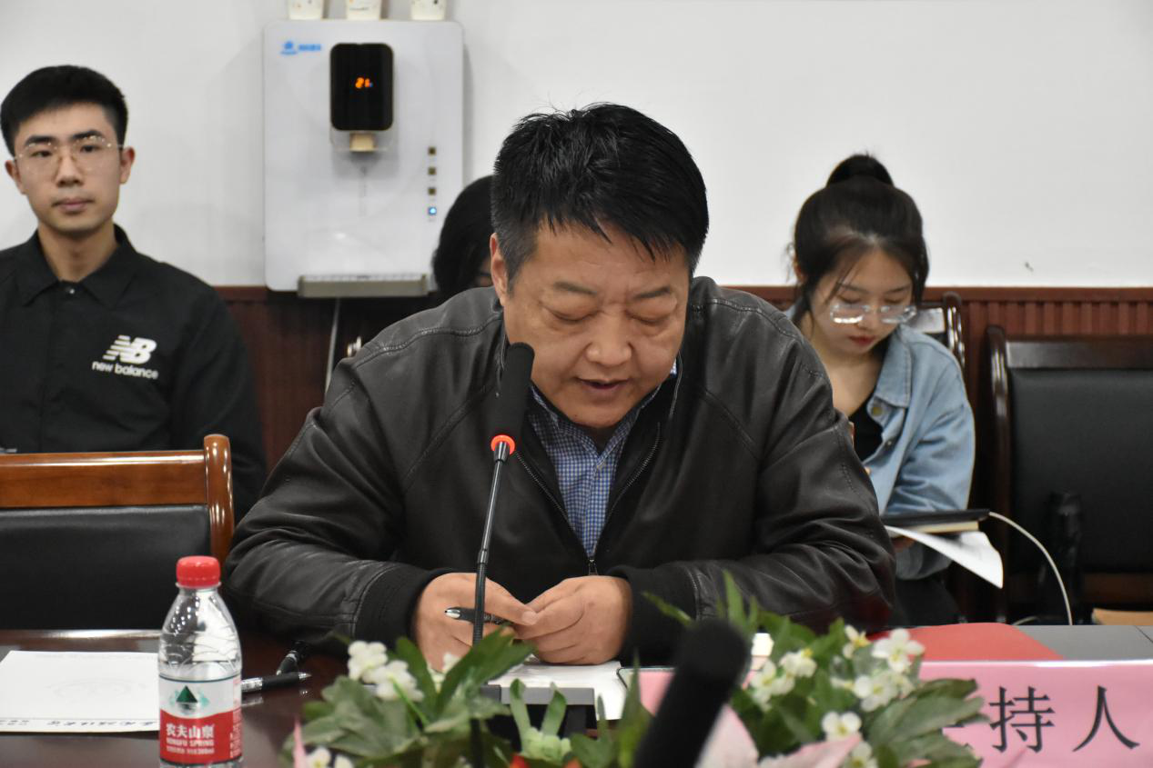 (图为谭宗泽院长主持讲座)